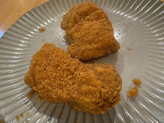 【ロピア 骨なしフライドチキン】衣のゴツゴツ感と黒胡椒のツブツブが、食べる前から期待を高ます