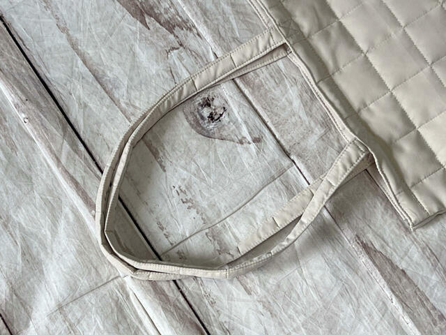 持ち手は長めなため、厚手のアウターを着ても肩がけ可能！