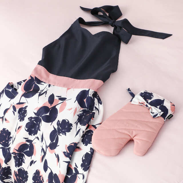 【Francfranc×リカちゃん】実際の商品。「シルエ フルエプロン ピンク」および「シルエ ミトン ピンク」