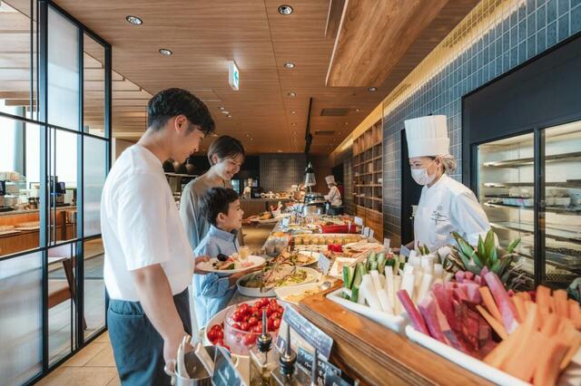 「ブッフェレストラン「ブリッジ」」【「和牛もも肉のローストビーフ」も登場!シェラトングランドホテル広島でクリスマスシーズンを彩る“豪華ブッフェ”開催!】