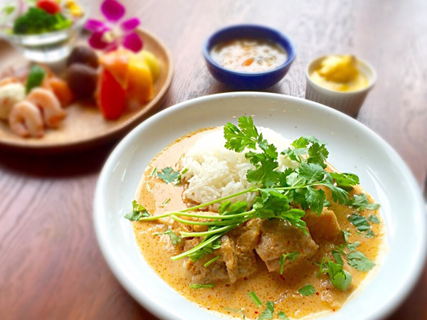 ホロホロ煮込んだ鶏肉とココナッツミルクのマイルドな味わい