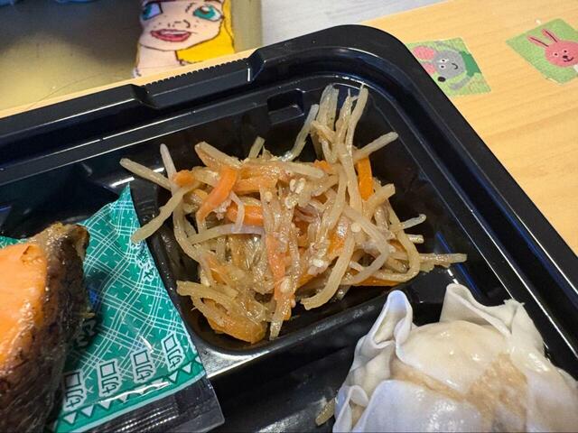 【ロピア 焼鮭弁当】きんぴらごぼうがしっかり甘辛でご飯が進む!