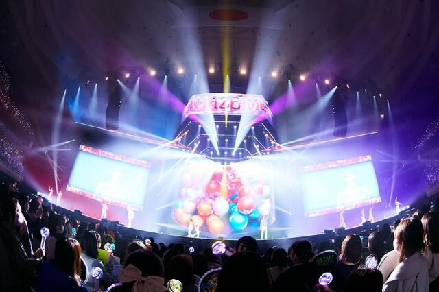 AMAZE ME ©LAPONE Entertainment