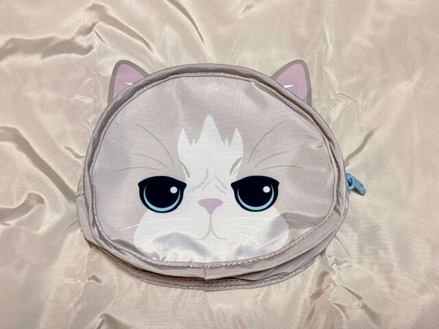 前面に配された猫のお顔ポケットに本体を収納できるコンパクト仕様♪