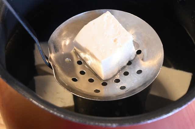 【豆腐の水切り】6．ゆでる方法。豆腐を弱火で3～4分ゆでてから取り出すだけ。