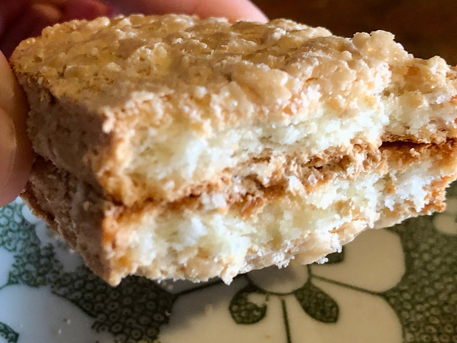 【シャトレーゼ　ガトーアソート15個入　ダックワーズ】味も食感も香りも独特ながらバランスが取れていて美味しい！