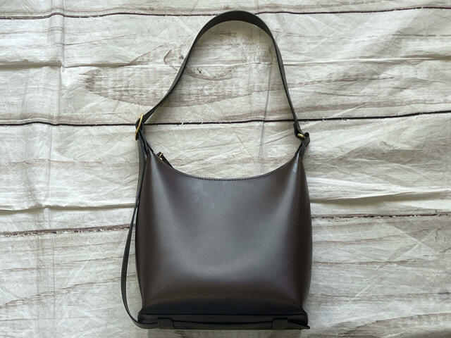 ユニクロの新作バッグ「レザータッチスクエアショルダーバッグ」税込2,990円