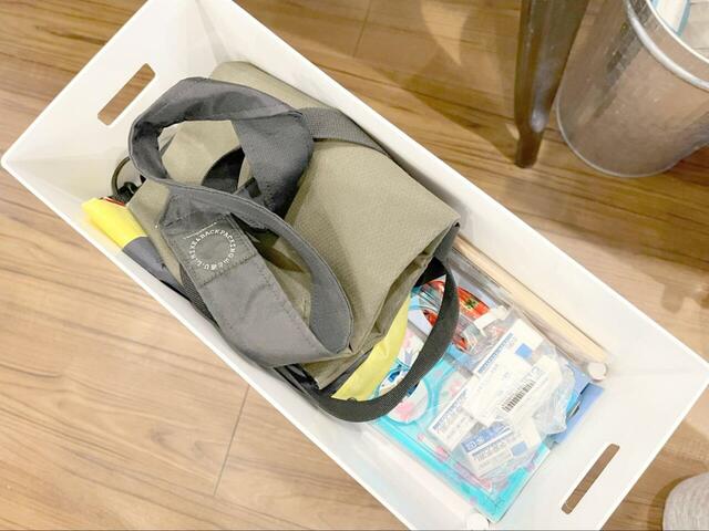 【山崎実業 tower 蓋付き収納ボックスワゴン】追加ボックス（容量約6L）には文房具のストックや外出時のサコッシュなどを入れました◎
