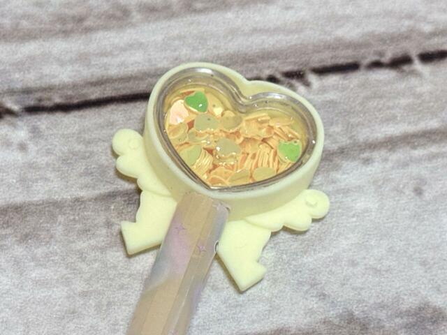 うさぎイメージのイエローカラーのペン。淡いイエローのハートのスパンコールが入っています。シャラシャラ輝いてかわいい！