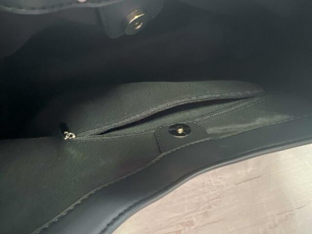 内側はファスナーポケット付き