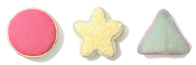 「SQUID GAME クッション」ピンク／グリーン／イエロー　各3,800円（税込）