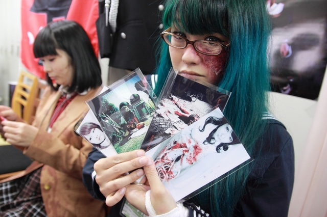 ポストカードを手にする内山沙千佳さん