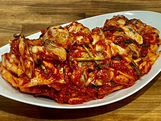 【釜めし 大統領】牡蠣キムチ。海のミルクと呼ばれる牡蠣のエキスがとけだし、めちゃくちゃうまい