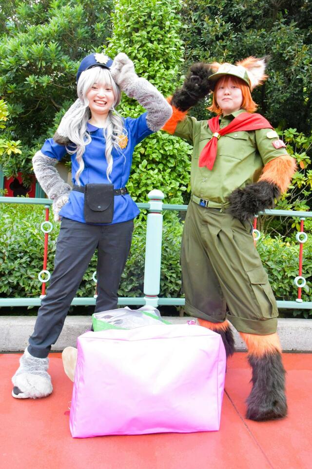 『ズートピア』幼少期のニックとジュディ仮装さん　大きなピンクのアイスはバッグになっていて手作りだそう!