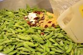 茹でた枝豆に塩、すりおろしニンニク、赤唐辛子を混ぜるだけでできる台湾風枝豆。ビールが進まないわけがない