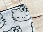 素材はポリエステル。ホワイトカラーにブラックのキティちゃん柄が大人っぽくてGood！