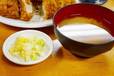 「とんかつ いちかつ」　ロースかつ定食　味噌汁はしじみ汁。白菜漬けが付くあたりも嬉しい。