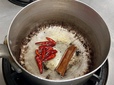 【南インド料理 葉菜hana】ホールのトウガラシと、シナモンを中火で炒めて香りを抽出する