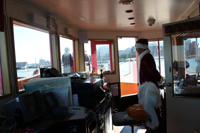 船長室も見せていただきました。船長さんもサンタ衣装