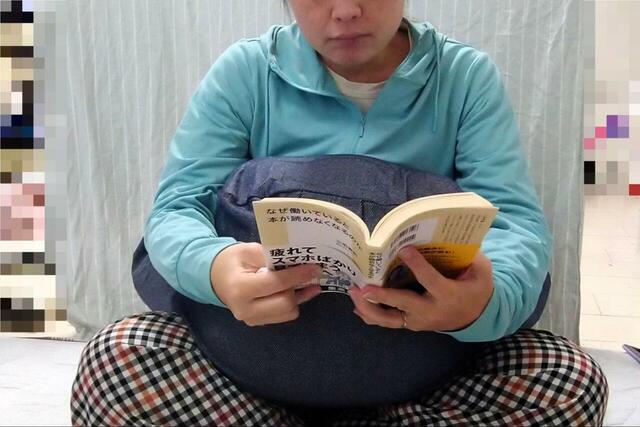 【ニトリ レストクッション】あぐらをかいてクッションをお腹のあたりにはめ込むと読書も快適！