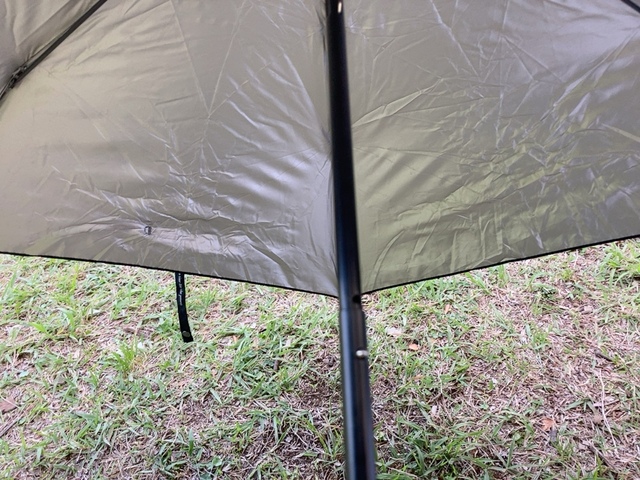 【3COINS 晴雨兼用折傘持ち手カラビナ】安心のUV99％カット加工！