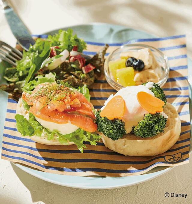 フィッシャーマンのサーモンEggベネディクト ¥2,090|Disney HARVEST MARKET(ディズニー・ハーベスト・マーケット) By CAFE COMPANY