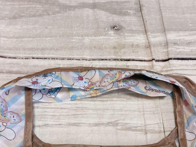 持ち手の中央は二つ折りで縫われており、手で持ったときにも持ちやすい仕様