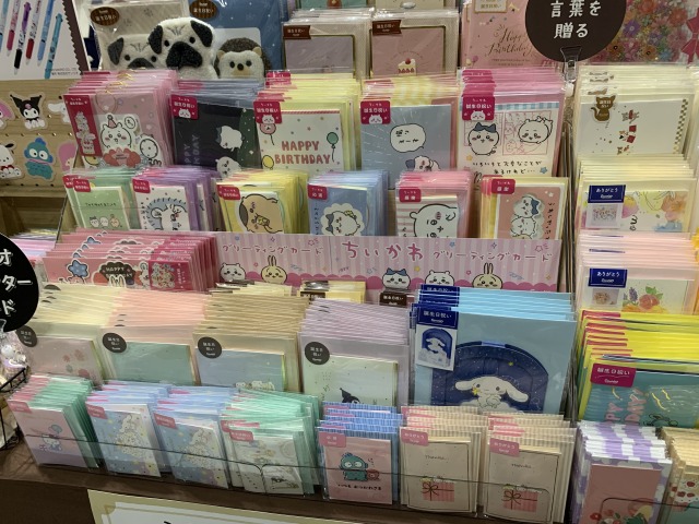 ちいかわやサンリオキャラクターなどのグリーティングカードも発見！