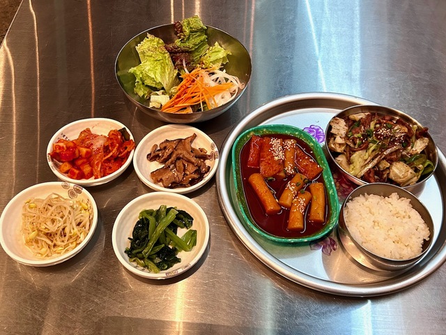 【モナミ食堂】モナミランチセット。作ってくれた料理と、自分で取ってくる料理と、後述するもう一品が付きます