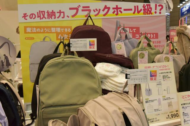 【ワークマン 高撥水ファミリーライフ4次元リュック】グレー、ワイン、カーキ、ブラックと使いやすいカラーが揃っています◎