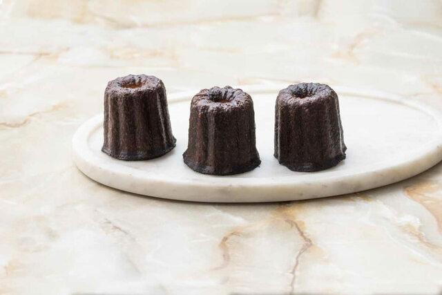 72時間熟成した生地を銅型で焼き上げたバニラ香る自家製カヌレ 323円（税込）