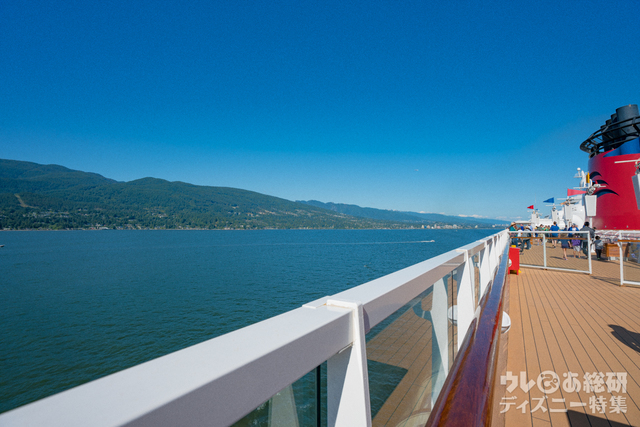 バンクーバーを出航すると暫く続くカナダの美しい山々。ずっと眺めていても飽きません。