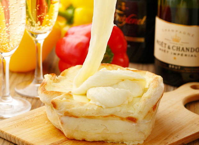 チーズonチーズのアリゴシカゴピザ