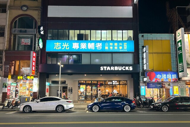 【台湾食べ歩きの旅】嘉義の街なかにあるスターバックス。台湾でもスタバは若者のたまり場だ