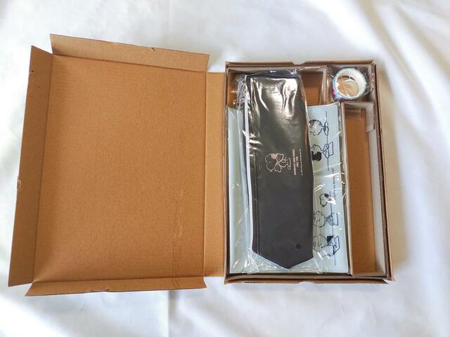 【スヌーピー文具セット】仕切りで分けられて梱包されている『SNOOPY（スヌーピー）大人のステーショナリーセット BOOK』価格：2,530円（税込）