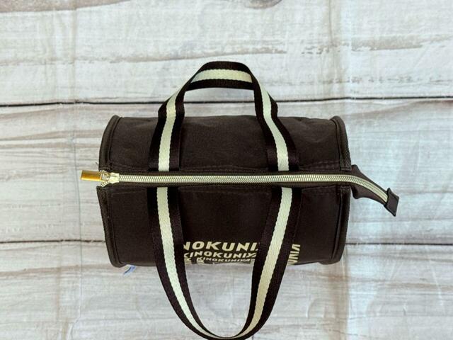 550mlのペットボトルが6本を入れてもファスナーがしっかり閉まります