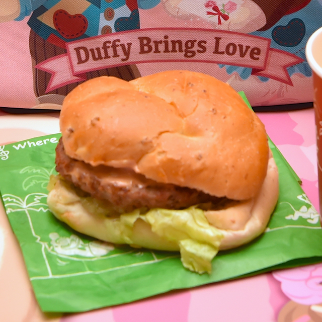 シュリンプ&アボカドのビーフパティバーガー（ケープコッド・クックオフのスペシャルセット） 撮影 / MezzoMiki