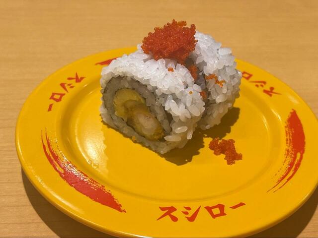 【スシロー 海老フライアボカドロール】140円（税込）中には揚げたての海老フライ、アボカド、たまご焼きがぎっしりと詰まっており、上には数の子がトッピングされています