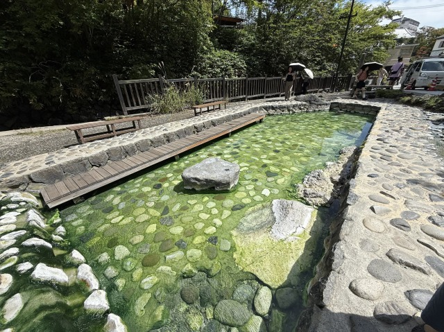 西の河原公園へ向かいながら足湯も楽しむ