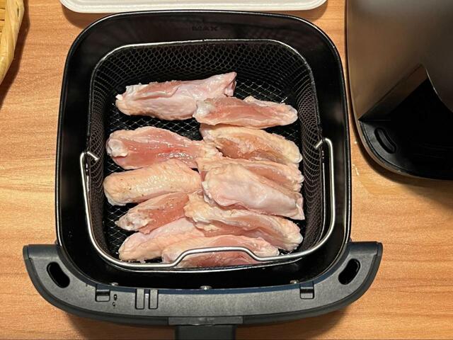 【ニトリ　ノンオイルフライヤー　手羽中の唐揚げ】手羽中を11本いれました。重ならないように並べるのがポイント