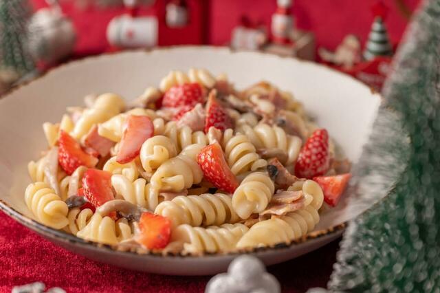 「クリスマス・スイーツビュッフェ【Very Berry X’mas!】~いちごが彩るクリスマス~」<期間:2025年11月1日~12月31日>【【神戸北野ホテル】いちごのデコレーションがキュートな「クリスマス・スイーツビュッフェ」を開催!超巨大「いちごのミル・ミル・サントノーレ」も登場!】