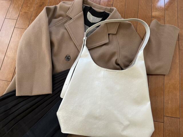 【LOWRYS FARM ヤワラカルイ２ＷＡＹショルダーＢＡＧ】シルバーのような色味のグレーなので、どんな服にも合わせやすいです♪