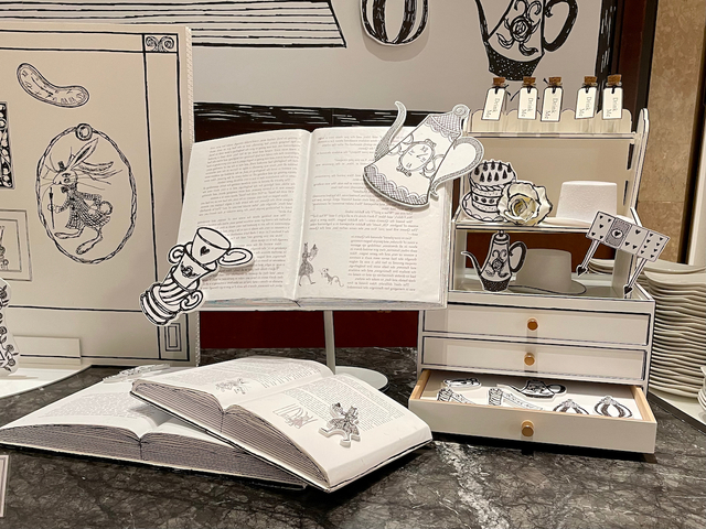 【ヒルトン東京 絵本の国のアリス スイーツビュッフェ】