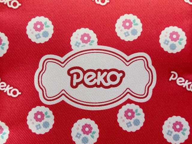 中央に「Peko」のロゴ入りのキャンディーのイラストデザイン