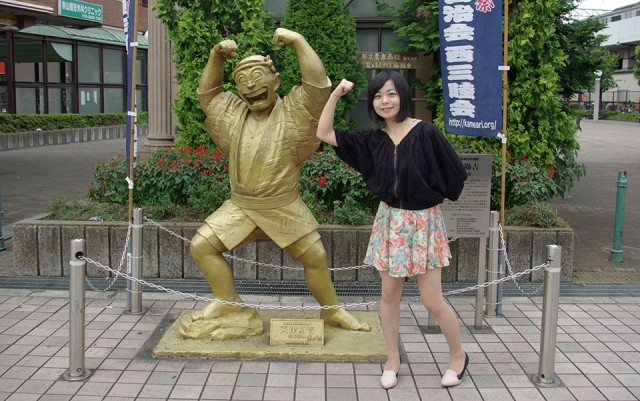 源口の駅前にある両津勘吉祭姿像