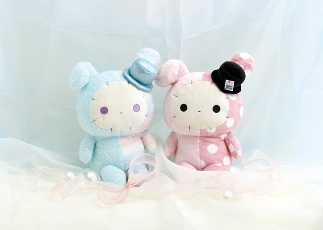 【センチメンタルサーカス】ぬいぐるみ（M）各4,950円／淡い色味に癒されるシャッポと、いつもの姿のシャッポのぬいぐるみ♪