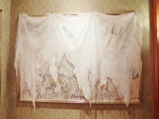 入口の左側、勇ましいヒーローの絵が白い布で隠されております。キャストの方によるとヴィランズ達の仕業なんだとか