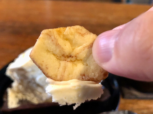 【スターバックスコーヒー　バナナの米粉ロールケーキ】しっとり食感でやさしい甘さのバナナチップスがいいアクセント