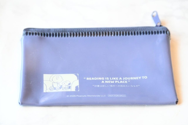 【ファミリーマート×PEANUTS】《キャンペーン第1弾「フラットポーチ」》裏面「読書は新しい場所への旅みたいなもの」