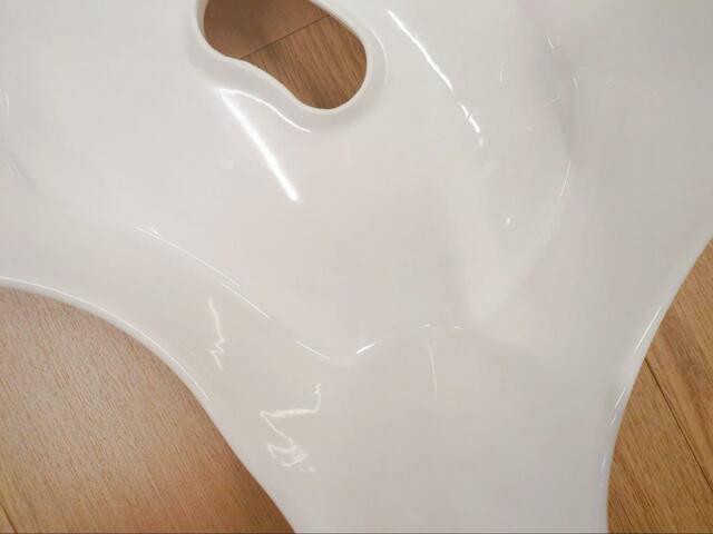 【ニトリ 裏面も洗いやすい 抗菌風呂いす ブロウ 高さ25cm】滑らかな丸みのある形状で水切れが良く、水アカや湯アカもつきにくい